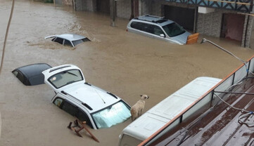 У Росії після зливи затопило місто - вода дійшла до вікон: відео