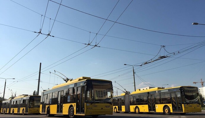 У Києві кондуктор тролейбуса добряче розвеселив пасажирів - відео