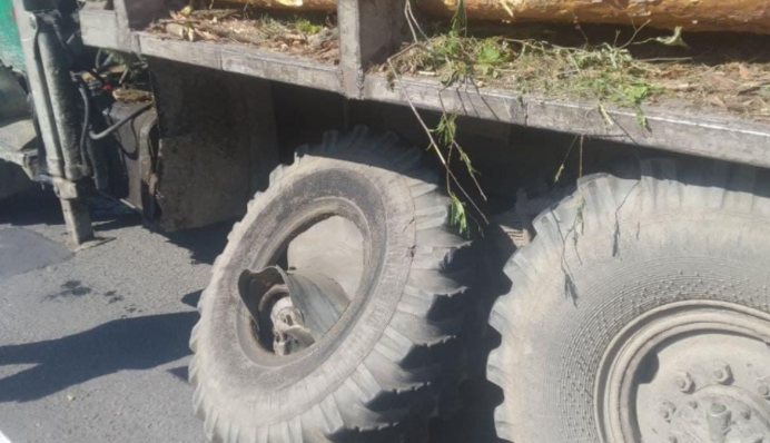 Под Ровно колесо от фуры попало в пешехода и оторвало ему руку - мужчину спасти не удалось: фото