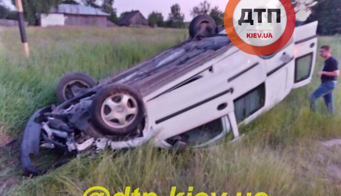 Алкоголь убивает: под Киевом произошло страшное смертельное ДТП с переворотом, фото