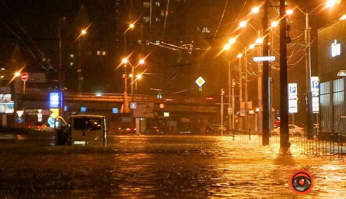 У Дніпрі через потужну зливу в центрі міста утворилося 