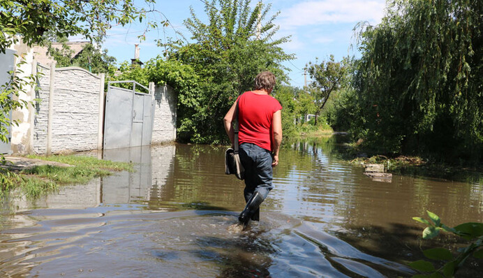 Воду не успевают откачивать: как живут люди в затопленных домах под Днепром