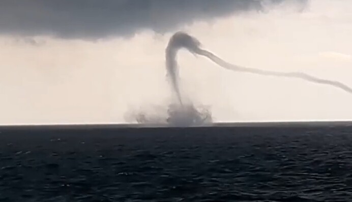 В Черном море под Одессой заметили огромный смерч - видео