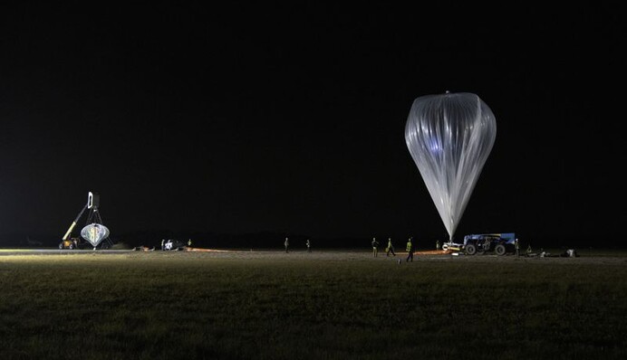 В США провели испытания гигантского воздушного шара, который будет доставлять людей на орбиту - фото