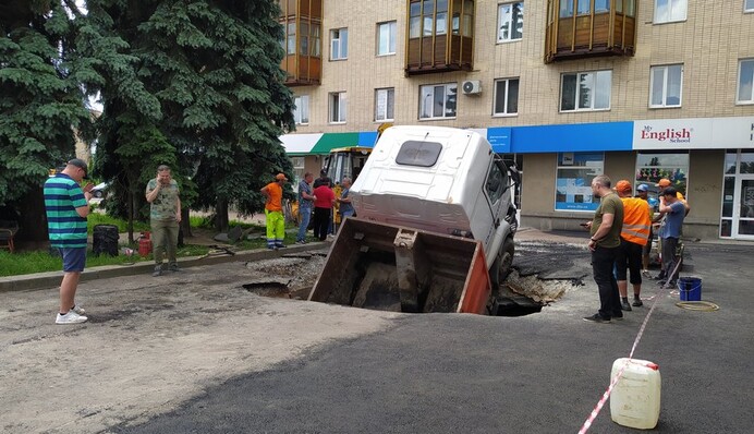 У центрі Житомира вантажівка 