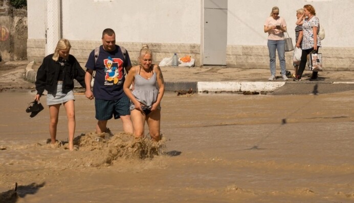 Воду дают по часам, а света нет: как Ялта отходит от масштабного наводнения, фото и видео