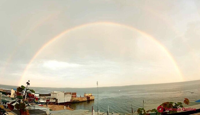 У небі над Одесою помітили величезну веселку: відео