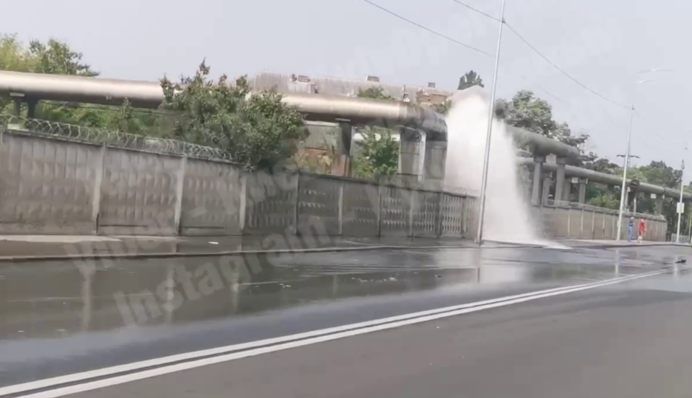 В Киеве из-за прорыва трубы забил 