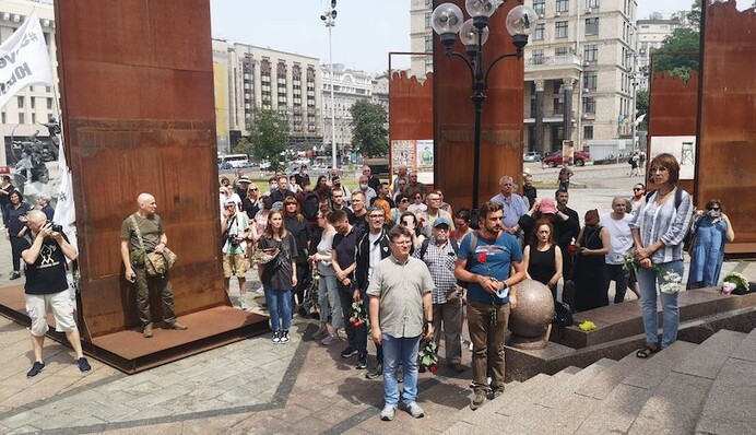 У Києві попрощалися з відомим волонтером і письменником: фото і відео