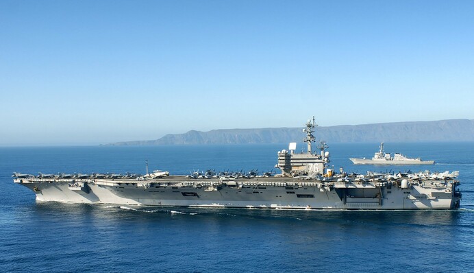 Испытание США авианосца посреди океана вызвало землетрясение: видео взрыва бомбы