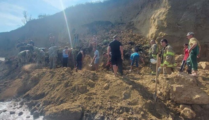 Под  Одессой на пляже сошел масштабный оползень, под завалами могут быть люди – фото и видео