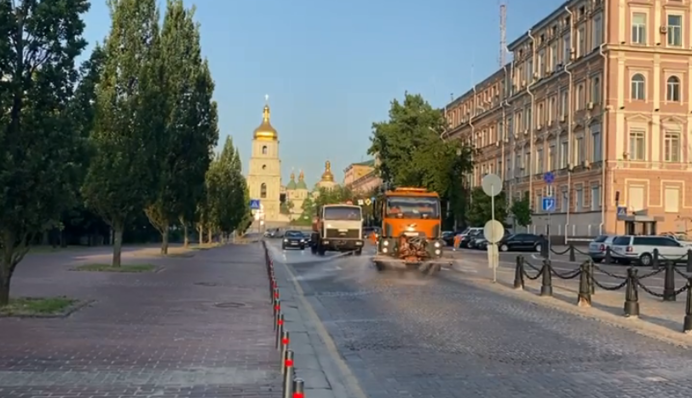 У Києві дороги нагріваються до 50 градусів: відео, як комунальники борються зі спекою