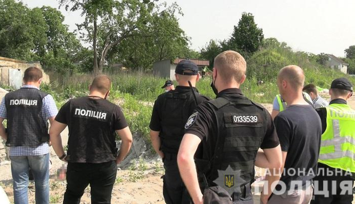 У Києві чоловік зарізав знайомого і сховав тіло в ямі: фото і відео