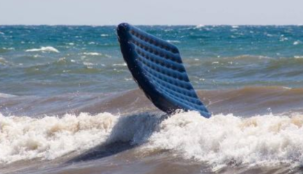 ​На популярном украинском курорте троих детей начало уносить в открытое море на матрасе: фото