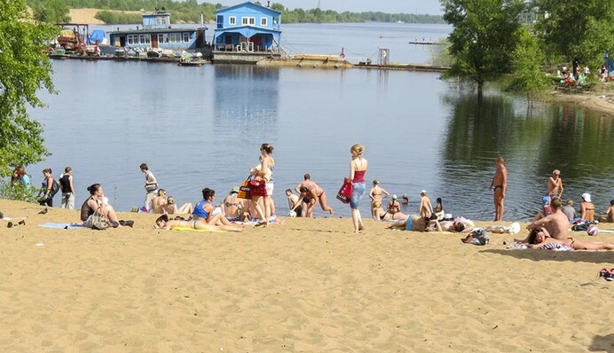 В России отдыхающие на пляже спрятали труп утопленника в канаве и продолжили отдых – видео