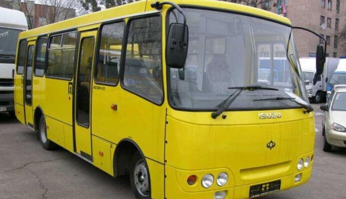 В Киеве произошло ДТП с участием маршрутки и внедорожника – водители устроили драку с битой на дороге: видео