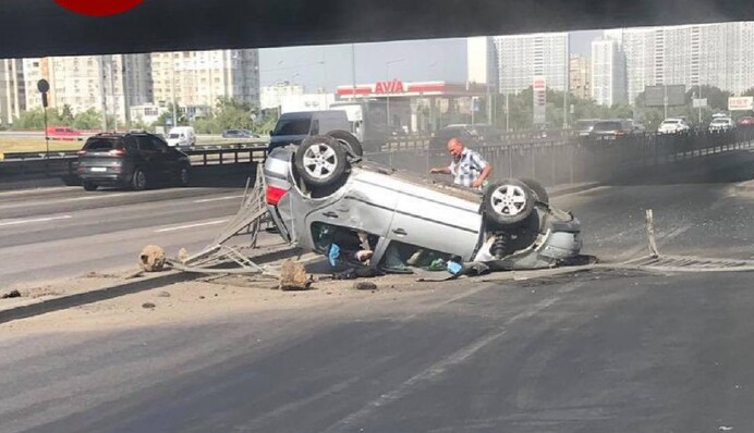 В Киеве произошла серьезная авария с переворотом – легковушку подрезала фура: фото