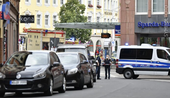 В Германии мужчина в маске напал на прохожих с ножом, много погибших и раненых - видео