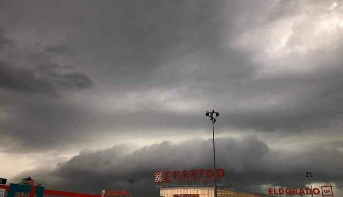 Потужний ураган накрив Рівне - шквальний вітер виривав дерева, машини тонули на дорогах: фото і відео