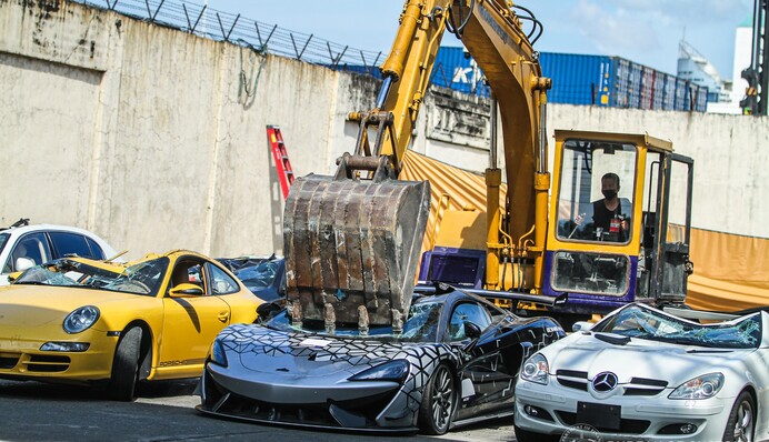 В Филиппинах на таможне уничтожили десятки суперкаров: видео дорогого погрома