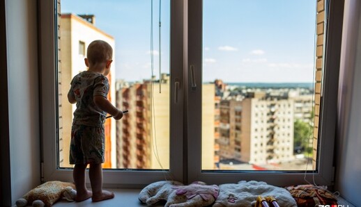 В любой момент может случится трагедия: в сети показали страшное видео с ребенком в Киеве