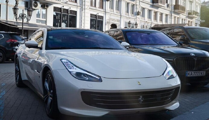 В Україні засвітився незвичайний білосніжний суперкар - розганяється до 335 км / год: фото