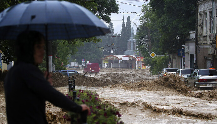 Крим знову накрило потужною зливою з градом: фото і відео повіні