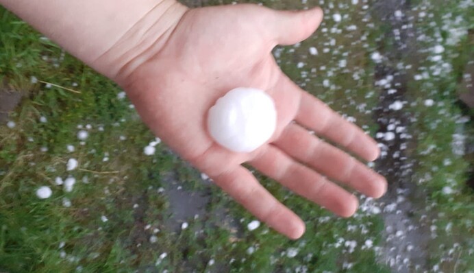 Під Києвом випав гігантський град: фото