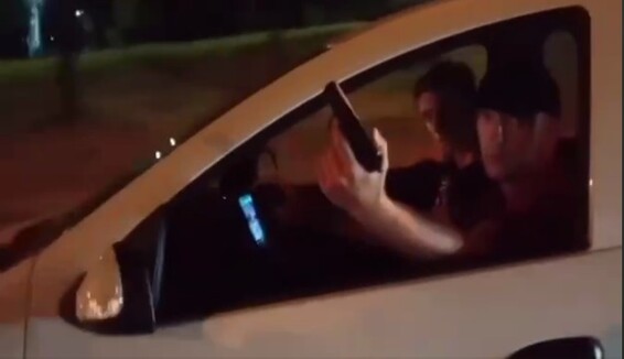 ​Таксист в Киеве угрожал водителям пистолетом, но попался копам: видео