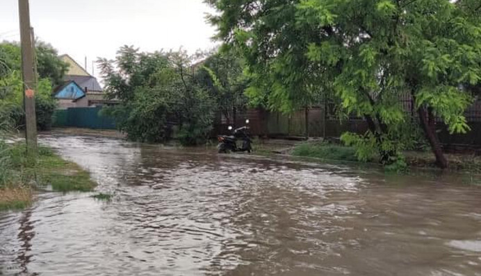 Одесу затопило через потужну зливу - люди залишилися без води і світла: фото і відео