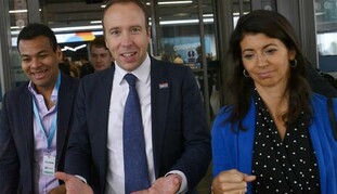 В Британии глава Минздрава влип в громкий скандал из-за поцелуя с коллегой