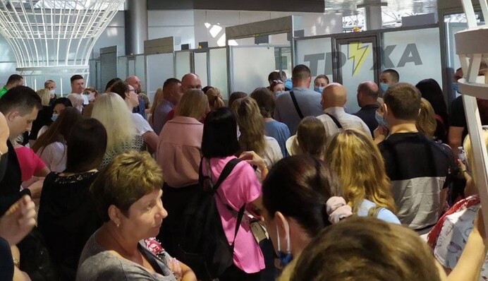 ​МАУ попала в новый скандал: украинских туристов вернули назад и часами держат в аэропорту