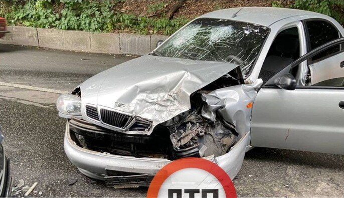 У Києві водій і пасажир отримали важкі переломи: момент ДТП потрапив на відео