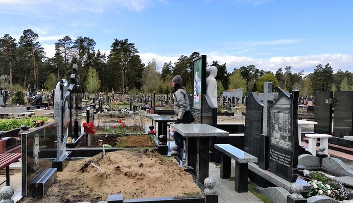 СБУ наскочила з обшуками на київське кладовище: журналісти дізналися причину