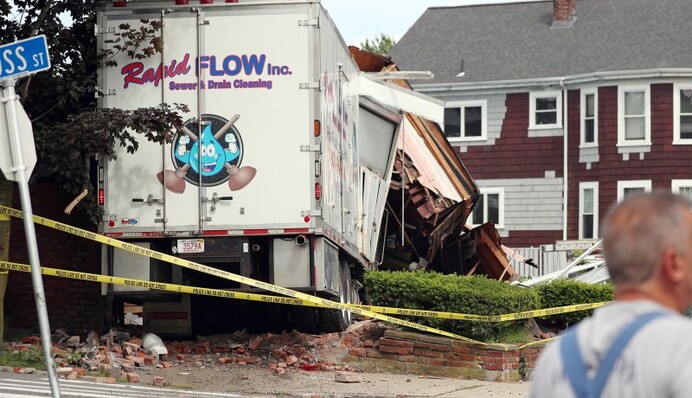 Американец врезался в дом на угнанном авто и застрелил случайных прохожих: видео