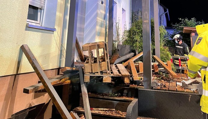 У Німеччині обвалився балкон з компанією молодих людей - багато постраждалих: відео