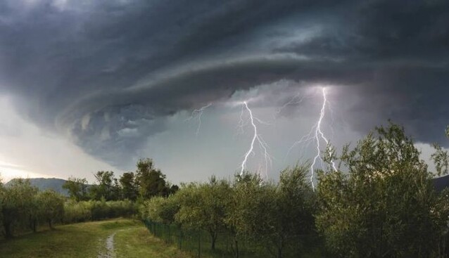 Украину не покидают грозы и град - объявлено штормовое предупреждение