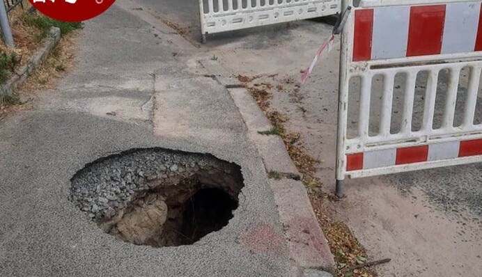 У Києві мешканці одного з будинків залишилися без благ цивілізації через яму: фото