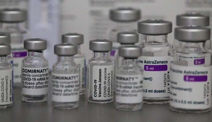 В Англии провели уникальный эксперимент с двумя вакцинами: удалось ли получить иммунитет