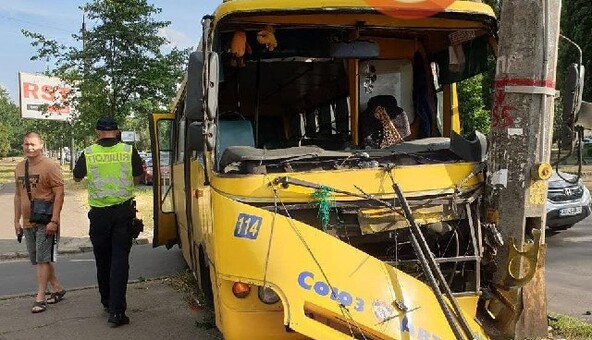 В Киеве маршрутка с пассажирами на полном ходу влетела в столб: фото и видео
