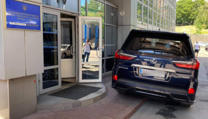 А міг і в двері заїхати: в мережі показали фото нахабного 