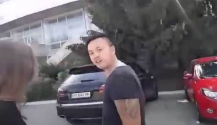 Средний палец и драка: возле НАУ водитель нервно отреагировал на замечание велосипедиста, видео