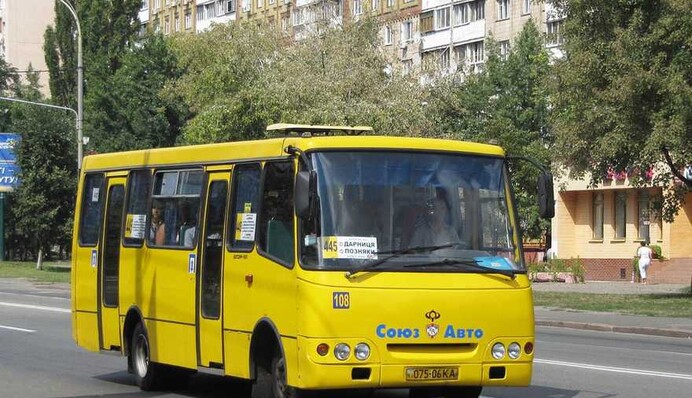 В Киеве произошло тройное ДТП с маршруткой: видео