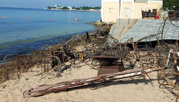 90-е вернулись: в Евпатории сожгли скандальное кафе, фото