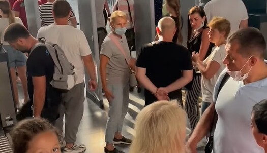 Без електрики і туалету: як сотні українців застрягли в турецькому аеропорту, відео