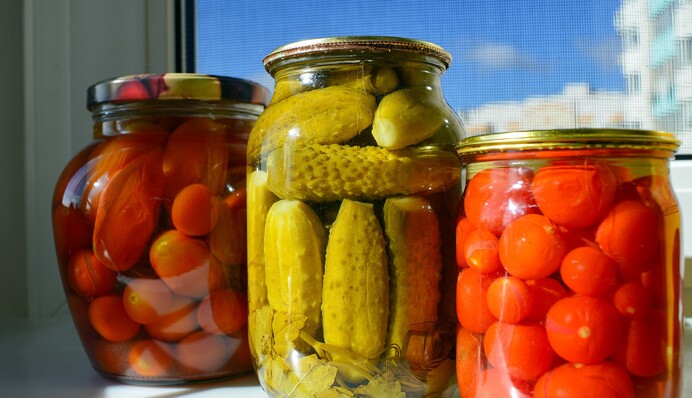 Зимние соленья для знаков Зодиака: кому подойдут маринованные грибы и жгучая аджика