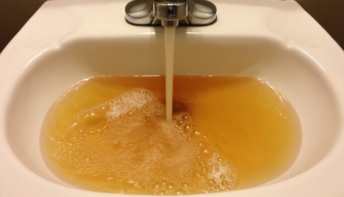 У людей випадає волосся: в мережі показали фото води в окупованому Донецьку