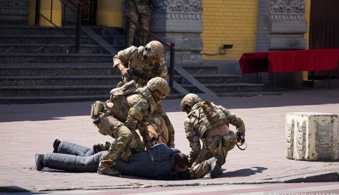 У центрі Києва спецслужби "захопили терористів": ексклюзивні фото навчань СБУ