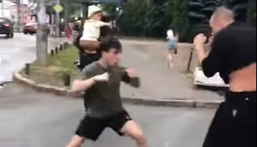 У Києві таксист побив пасажирів за зауваження: фото і відео