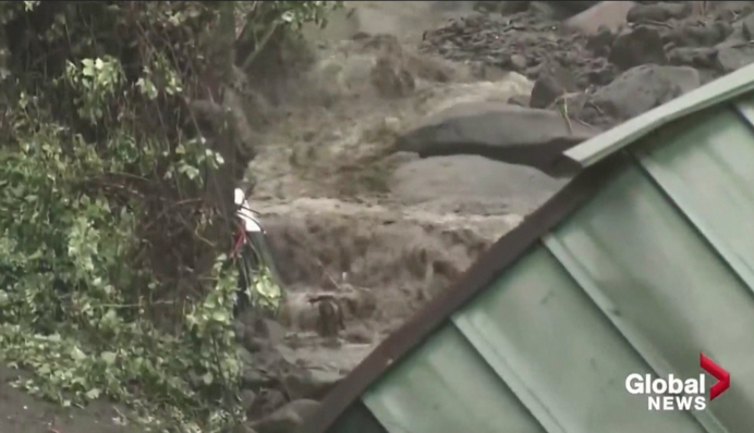 В Японии мощные оползни уничтожили десятки домов, есть жертвы: такая участь может ждать еще одну страну